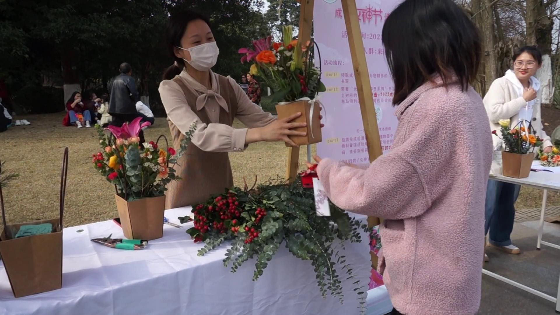 成都植物园邀女神诵国际劳动妇女节